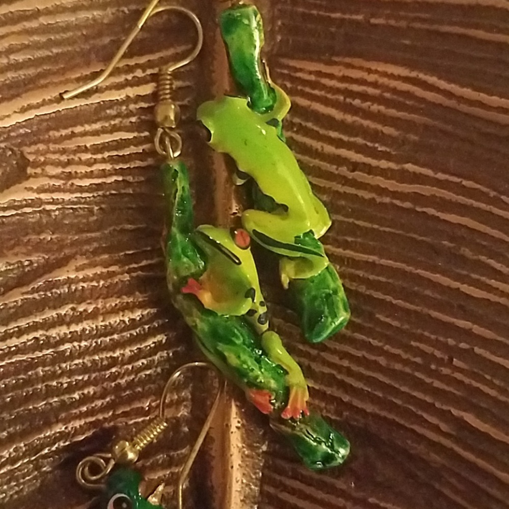 Hand painted Costa Rican earrings - Picture 2 of 3